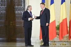 Mesajul lui Iohannis cu privire la cea mai înaltă distincţie pe care i-a acordat-o lui Năstase, comentat intens