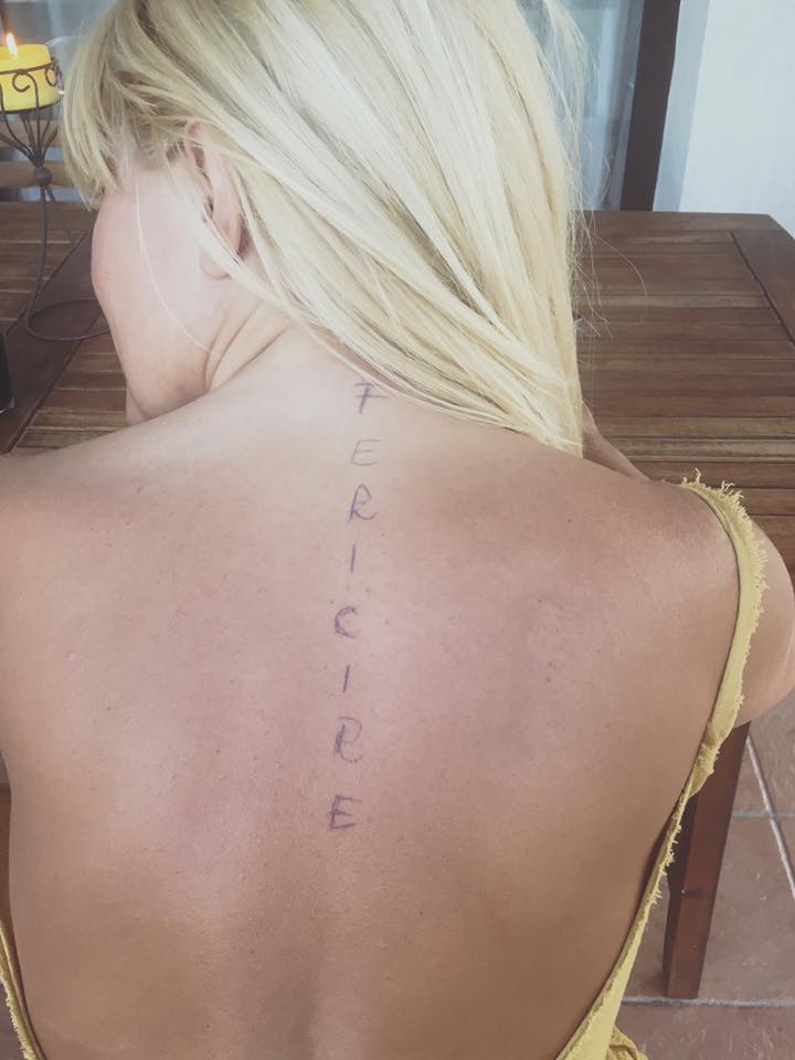 "Tatuajul în pix", în social media. "Fericirea" de pe spinarea Elenei Udrea, inspiraţie pentru glume şi comentarii
