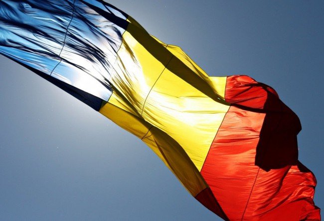 BLOGOSFERĂ. Cabral viral: Române, îţi zdrenţuieşti drapelul. Un val de ură, asta ne şterge pe toţi.