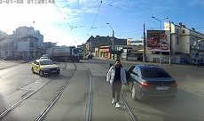 BLOGOSFERĂ. „Tramvai vs. BMW”, incidentul din traficul bucureştean face subiectul unui articol share-uit instens: „Vatmanul şi cioara”