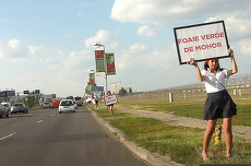 VIDEO. Din arhivă, o reclamă inedită. Fete pe DN1. Fac pe stradă, la şosea/Reclamă la RCA