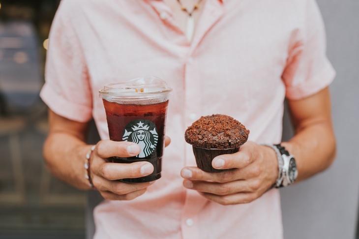 COMUNICAT. Starbucks a lansat capacul care va înlocui 1 miliard de paie pe an