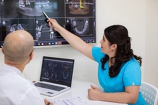 COMUNICAT. Cat de complicate sunt interventiile cu implanturi dentare? Perspectiva medicului si a pacientului