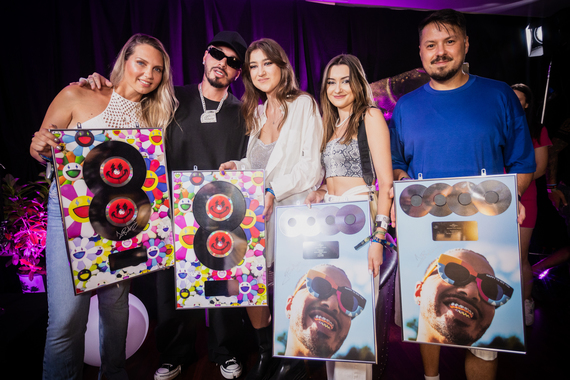 COMUNICAT. Universal Music România i-a acordat discul de platină lui J Balvin pentru vânzările albumelor „Jose” şi „Colores” în România