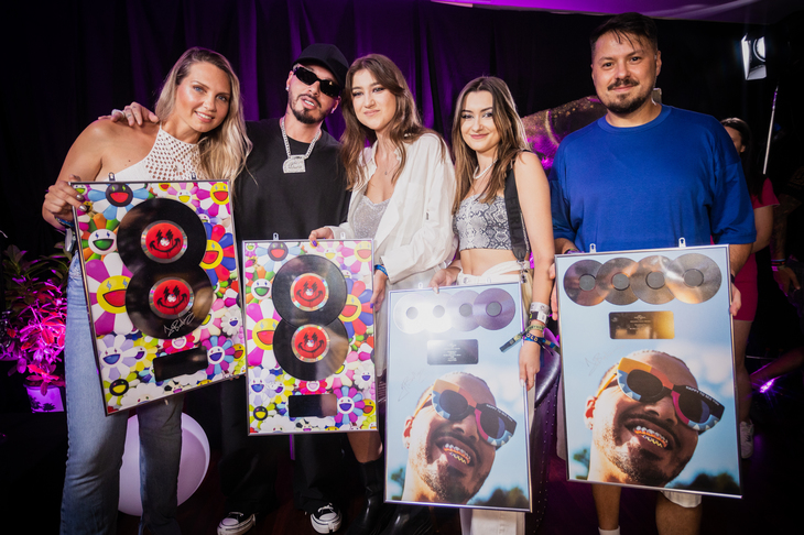 COMUNICAT. Universal Music România i-a acordat discul de platină lui J Balvin pentru vânzările albumelor „Jose” şi „Colores” în România