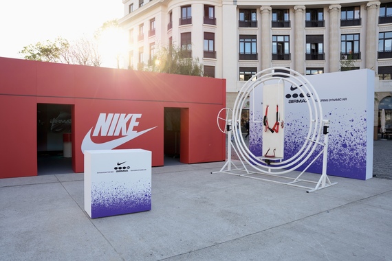 COMUNICAT. Activare în centrul Capitalei. Cameră specială care simulează gravitaţia zero! Nike te trimite în spaţiu direct din Piaţa Universităţii!