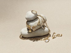 COMUNICAT. Pandora lansează noua colecţie, PANDORA ESSENCE