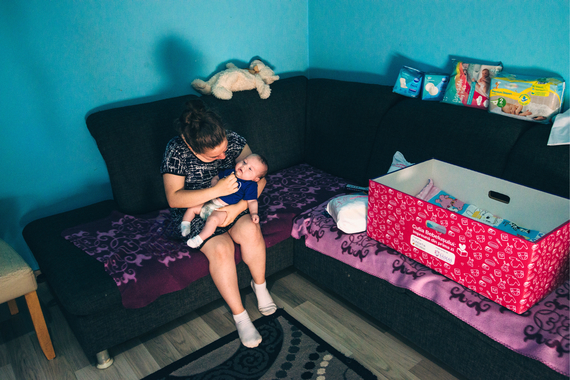 COMUNICAT. „Cutia Bebeluşului“ ajunge la 15.300 de mame şi nou-născuţi din aproape 1.300 de comunităţi dezavantajate