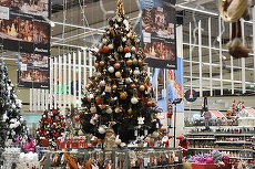 COMUNICAT. Târgul de Crăciun la Auchan - preţuri mici şi 4 super colecţii de decoraţiuni pentru bradul de Crăciun