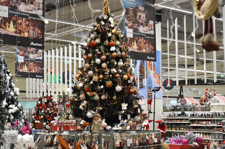 COMUNICAT. Târgul de Crăciun la Auchan - preţuri mici şi 4 super colecţii de decoraţiuni pentru bradul de Crăciun