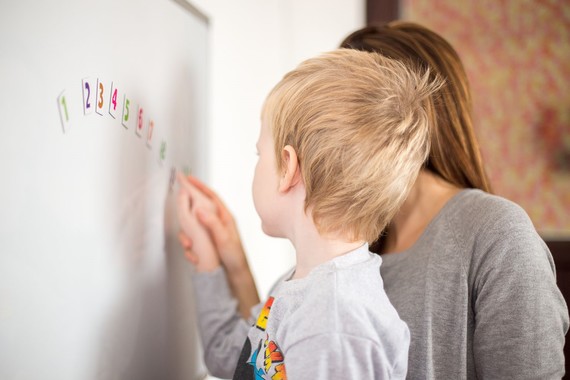 COMUNICAT. 200 de organizaţii partenere în Federaţia R.O. TSA au obţinut includerea mesajului de diagnosticarea precoce a autismului în lista oficială de mesaje de interes public