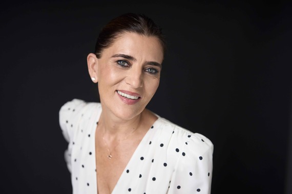 COMUNICAT. Din Priviri, un volum-manifest de outfluencer semnat de Mihaela Nicola