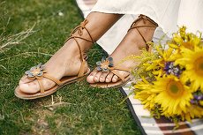 COMUNICAT. La plajă fără bătături – ce sandale pentru femei îţi vor asigura confortul?