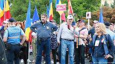 Cine crede mai mult în teoriile conspiraţiei? „Cei mai educaţi se consideră şi mai bine informaţi. Este un soi de iluzie a competenţei”