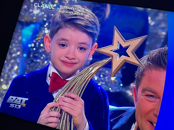 Rareş Prisacariu, câştigător de Românii au Talent, citeşte proverbe într-un audiobook inedit pentru copii. Ce spune autoarea Carmen Ivanov?