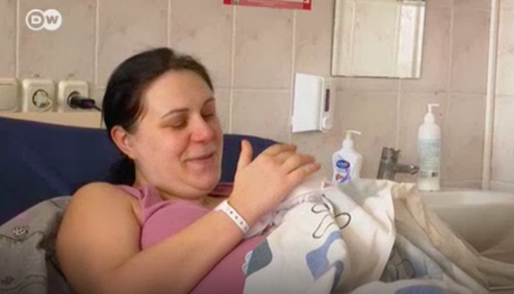Reportaj video Deutsche Welle despre bebeluşii născuţi în timpul războiului din Ucraina. Sursa foto: captură DW