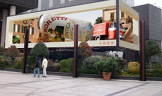 VIDEO. Berea care parcă iese din ecran! O reclamă 3D specială pe un mall din România