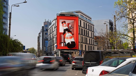 VIDEO. Reclamă 3D spectaculoasă. Un altfel de panou: sticla de bere care vine spre trecători. La Bucureşti, Iaşi şi Timişoară. Un nou mare brand pe piaţă 