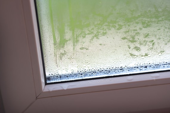 Condensul ascuns pe rama termopanului. De ce apare chiar şi la termopanele premium?