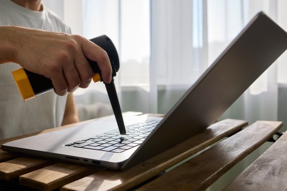 COMUNICAT. Laptopul tău e un pericol? Studiu: 1 din 3 laptopuri pentru copii are bacterii cât toaleta din gară