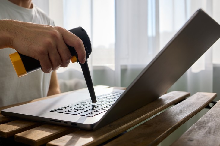 COMUNICAT. Laptopul tău e un pericol? Studiu: 1 din 3 laptopuri pentru copii are bacterii cât toaleta din gară