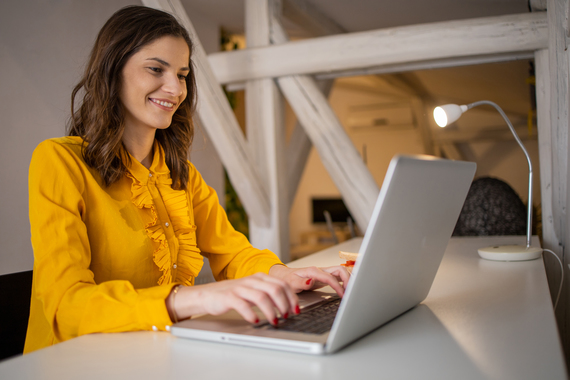 COMUNICAT. Burnout-ul în agenţii şi redacţii: Cum pot managerii din media să construiască o strategie sustenabilă de well-being pentru angajaţi