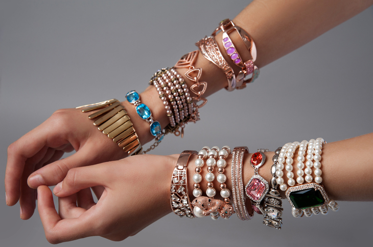 COMUNICAT. Cum combini mai multe brăţări pentru un look echilibrat? 7 idei de styling