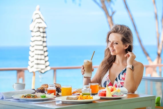 COMUNICAT. Restaurant în hotel vs. restaurant în oraş: ce alegi pentru un sejur la mare? 