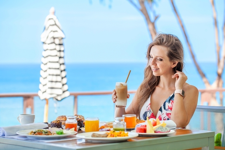 COMUNICAT. Restaurant în hotel vs. restaurant în oraş: ce alegi pentru un sejur la mare? 