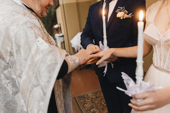 COMUNICAT. Cine cumpără lumânările pentru nuntă şi care este rolul lor în ceremonia religioasă