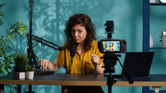 COMUNICAT. De ce microfonul este adesea cea mai inspirată investiţie pentru un clip bun