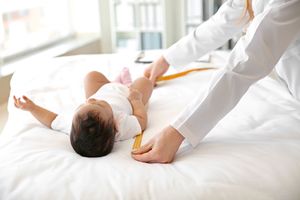 Serviciul Naţional de Sănătate din Anglia plănuieşte ca în zece ani să introducă testarea genetică a tuturor nou-născuţilor pentru a preveni bolile