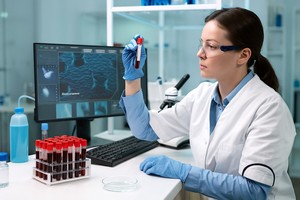 Un nou test de sânge obţine rezultate promiţătoare pentru detectarea cancerului ovarian în stadiu incipient