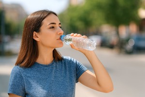 Hidratarea insuficientă amplifică reacţia organismului la stres