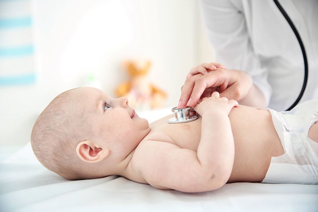 Analiza ADN-ului la naştere ar putea ajuta la diagnosticarea precoce a afecţiunilor tratabile