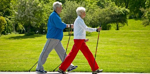 Plimbările zilnice pot încetini declinul cognitiv în boala Alzheimer, sugerează un nou studiu