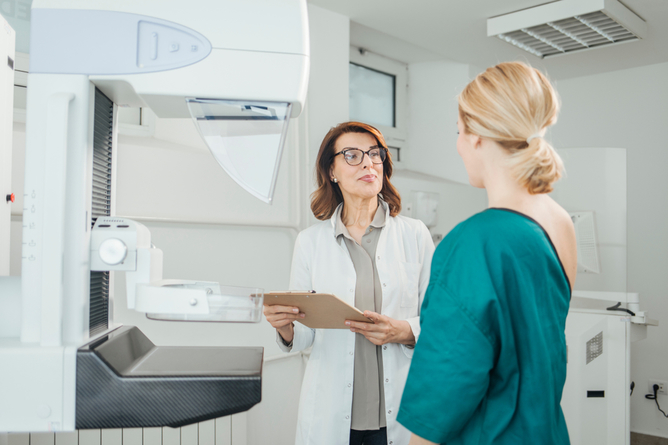 Vopseaua de păr şi riscul de cancer: mit sau realitate?