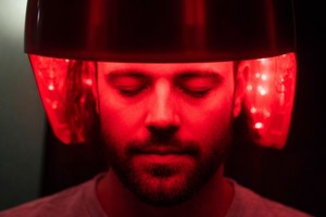 Terapie cu lumină, testată în laborator pentru combaterea căderii părului
