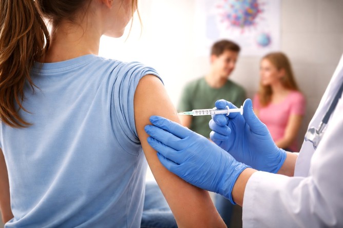 Protecţie timp de decenii după vaccinarea HPV împotriva cancerului de col uterin, confirmă un studiu pe termen lung