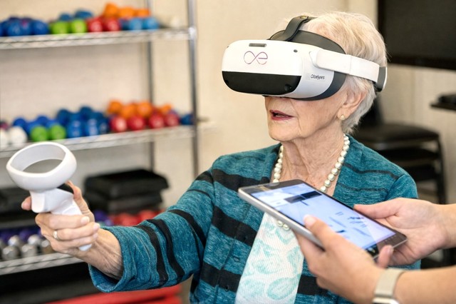 Poza pentru articolul VIDEO Un test ocular în realitate virtuală ar putea semnala din timp modificări ale vederii asociate sănătăţii creierului