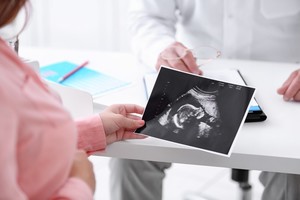Intervenţia prenatală în primul trimestru poate îmbunătăţi prognosticul în obstrucţia urinară congenitală, sugerează un studiu