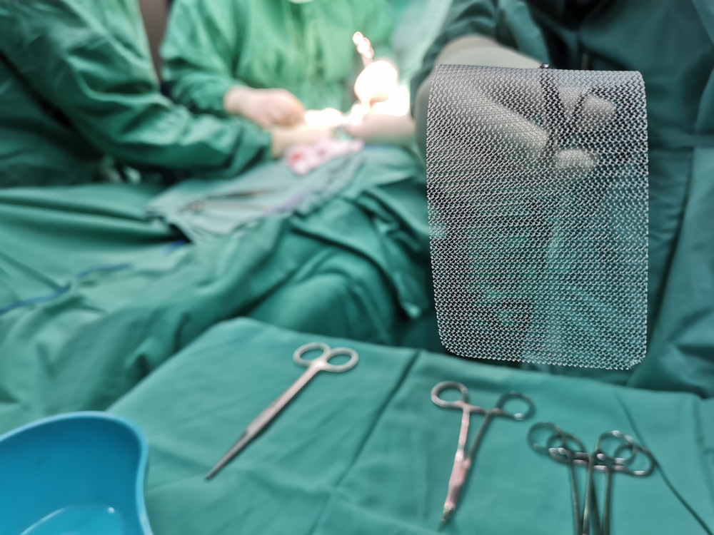 Studiu: Mai puţin de 15% din operaţiile pentru hernii inghinale sunt realizate laparoscopic în spitalele publice din România, comparativ cu 55% în cele private