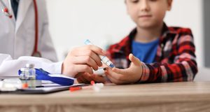 O combinaţie de tratament pentru gestionarea diabetului de tip 1 la tineri obţine rezultate promiţătoare în studiile clinice
