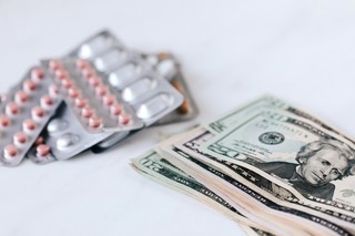 Trump dă ultimatum companiilor farmaceutice să reducă preţurile medicamentelor în SUA