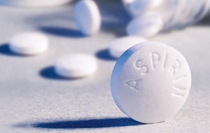 Aspirina luată preventiv, tot mai puţin recomandată adulţilor de vârstă mijlocie conform noilor criterii de risc cardiovascular