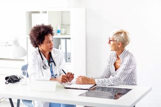 Terapia hormonală pentru simptomele menopauzei, reabilitată după 20 de ani de avertismente stricte privind siguranţa