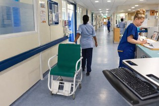 Vitamina D ar putea reduce riscul de gripă şi alte infecţii respiratorii, sugerează un studiu