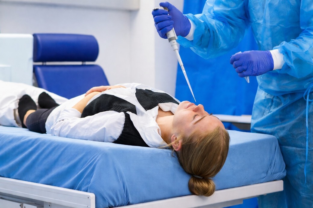 Un vaccin experimental administrat intranazal într-o singură doză blochează transmiterea coronavirusului
