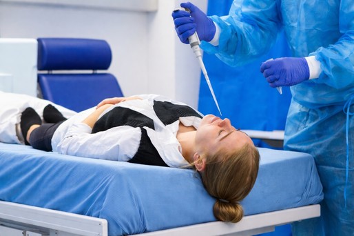 Un vaccin experimental administrat intranazal într-o singură doză blochează transmiterea coronavirusului
