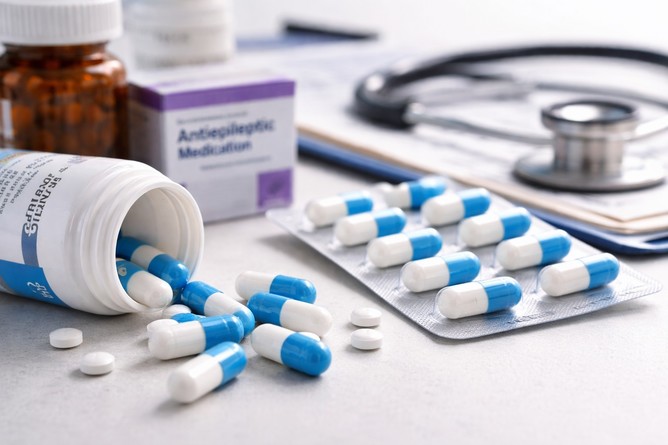 Un medicament utilizat în tratamentul epilepsiei, asociat cu noi măsuri de siguranţă, după raportarea unor reacţii adverse rare, dar severe